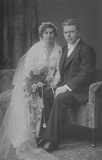 1933.04.23 - Marie Engedal + Toralf Kristiansen - Bryllupsbilde - redigert Vera - SH